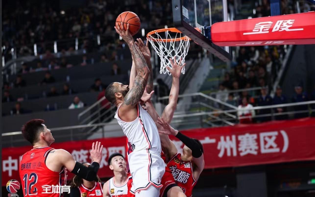 九游体育关于篮球总决赛掀起高潮，北城旋风队绝杀江南麒麟队，老将里程碑之夜——反击锐度十足的信息